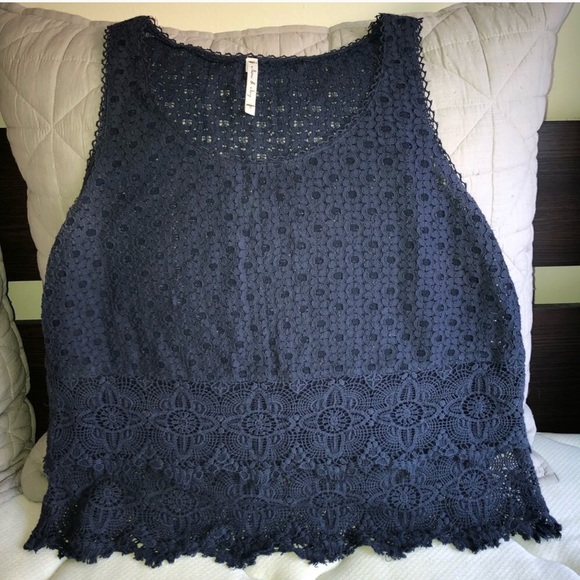 Adorable crocheted sleeveless top - Picture 3 of 5